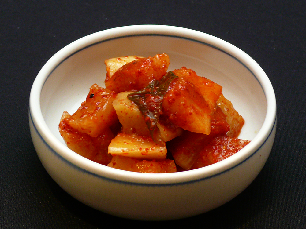 It is a radish kimchi.      Even beer to accompany or in different crunchy and Chinese cabbage ◎.