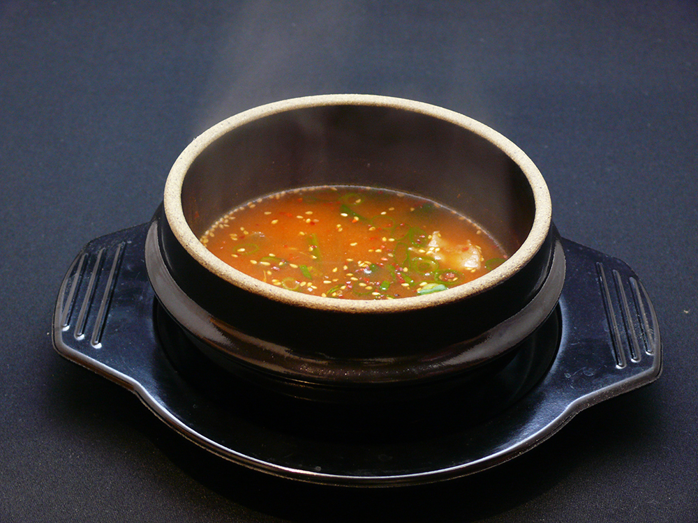 品尝丰富的辣汤加的namuru到汤炖牛上涨的肉。耐力是一个完美的分数！