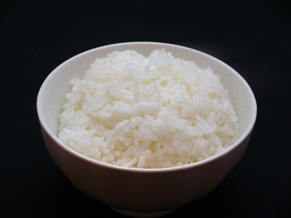 お米は佐賀県産の棚田米。美味しいお米を作るには最高の温度差が大きい棚田で栽培しています。手間暇かけた米づくりこそが他にない味を生んでいます。